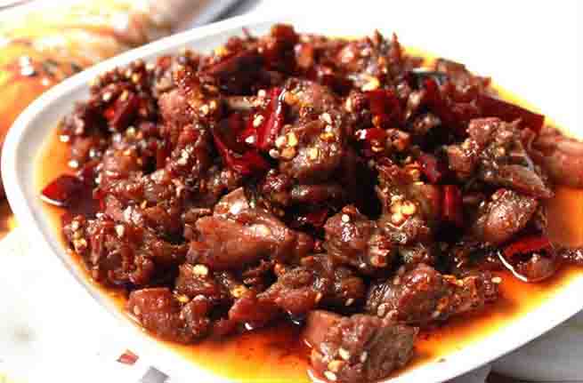 麻辣兔肉属韩国菜肴,具有营养丰富,色泽红黄,麻辣嫩鲜,饼薄如纱等