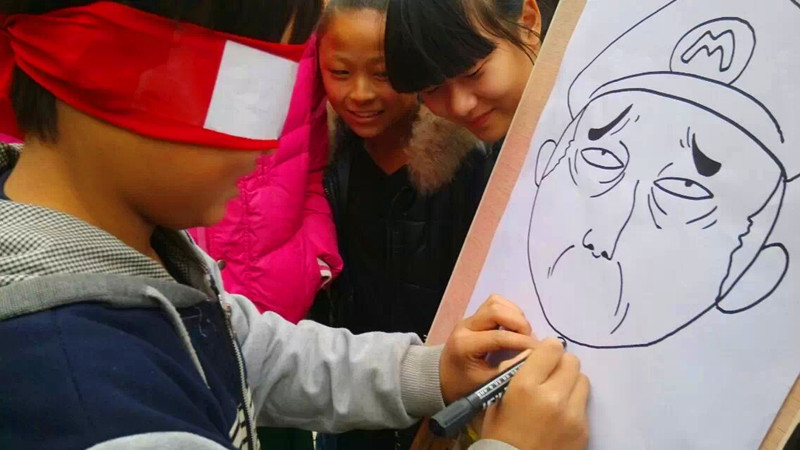 游戏第三关:画五官 规则及玩法:爸爸蒙眼并背起宝贝原地正转五圈