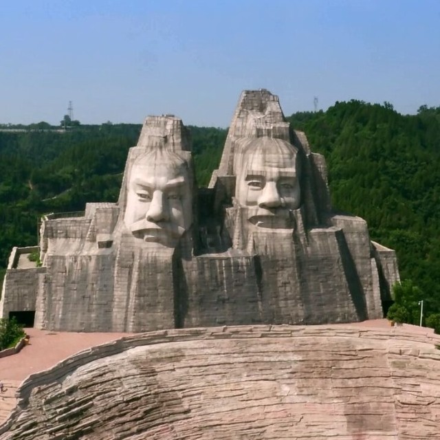 瞻仰黄河游览区百位名人像