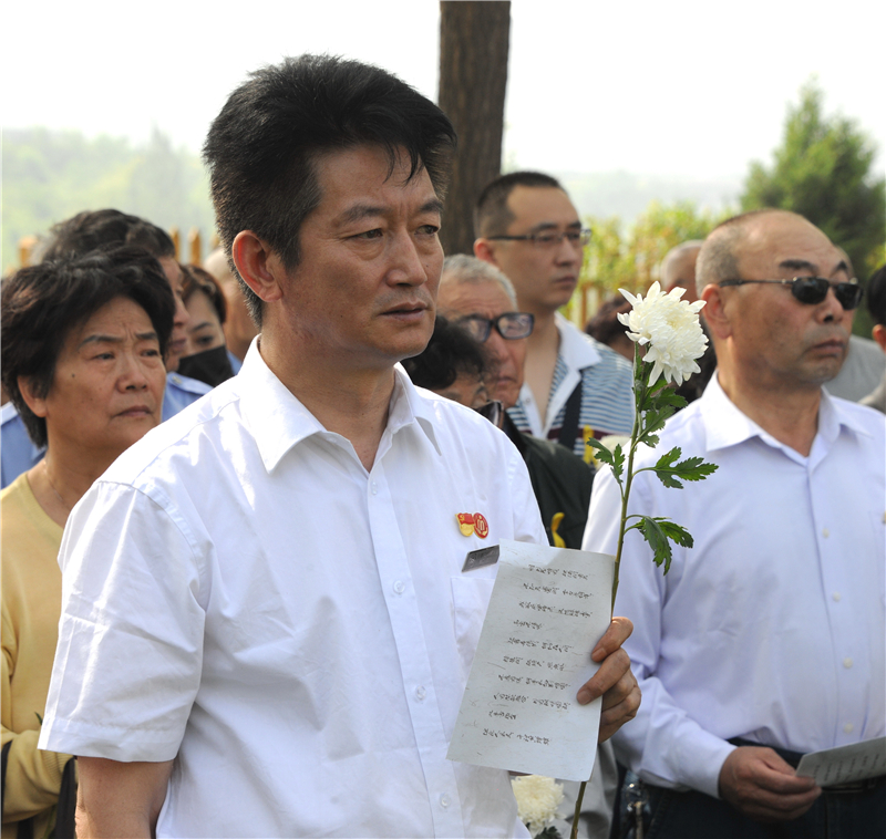 张家口市殡仪馆馆长张进君在公祭活动现场.