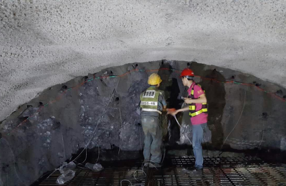 (布设孔位和钻孔) (装药连线等待爆破)