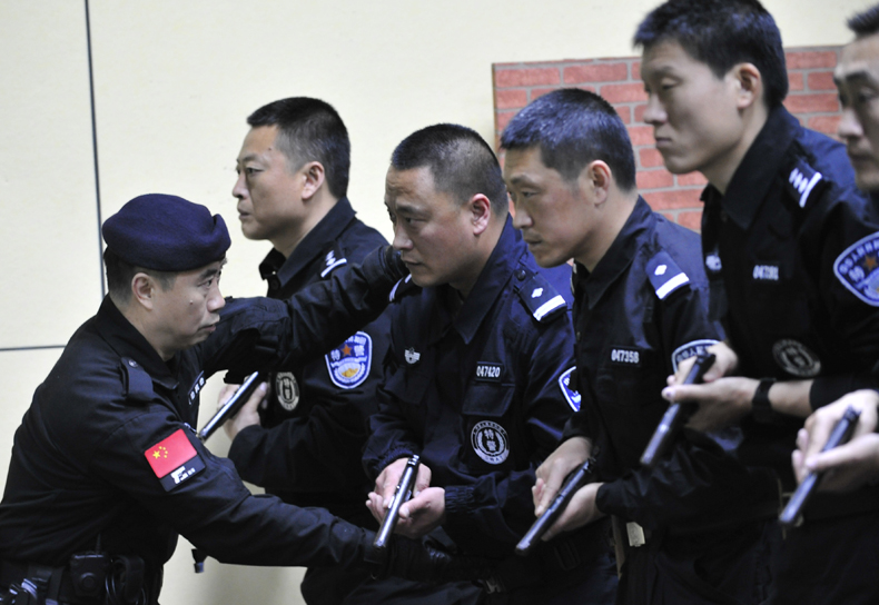 邀请公安部特聘教官毛利达先后两次来局开展警务实战训练,组织基层