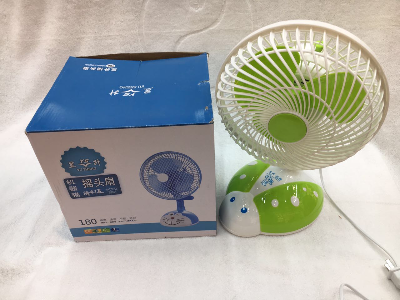 全场任意消费满239元 赠送价值88元的三角牌电水壶1个/卡通台式风扇1