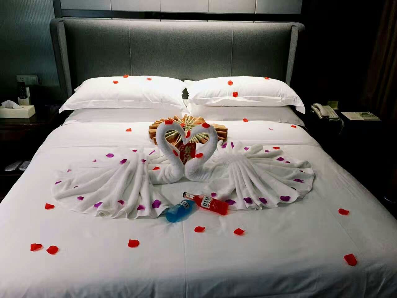 love 情人节浪漫主题房 火热预订中. 维也纳国际酒店 0772-6661888