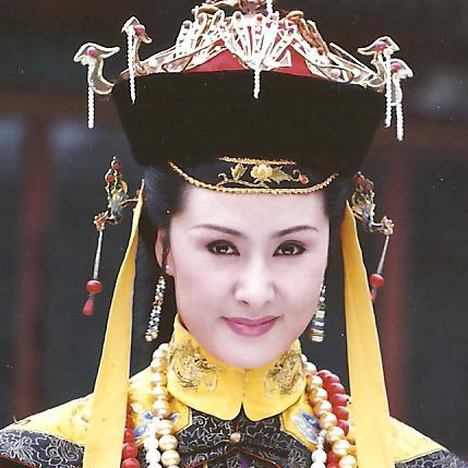 博弘在多部宫廷戏中出演过皇后的角色,而且每一位皇后都被她演