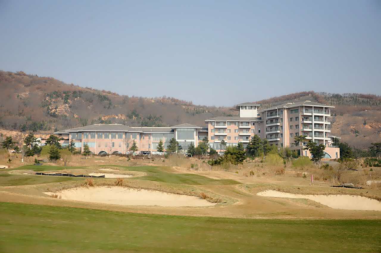 清晨迎着朝阳在石岛湾球场挥杆畅打,傍晚与三两好友品朝阳山宾馆的