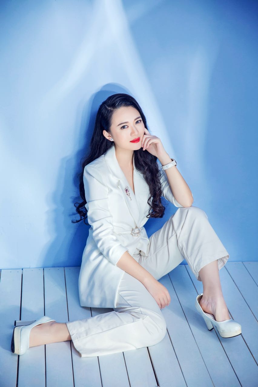 青岛女主持人 依迅