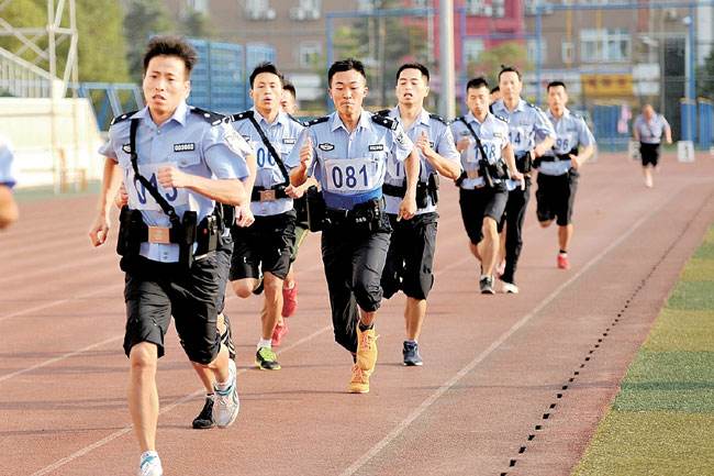 警察他们在跑步图片