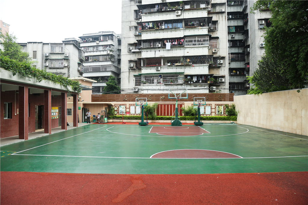 广州市龙岗路小学2017届六(1)班毕业留念