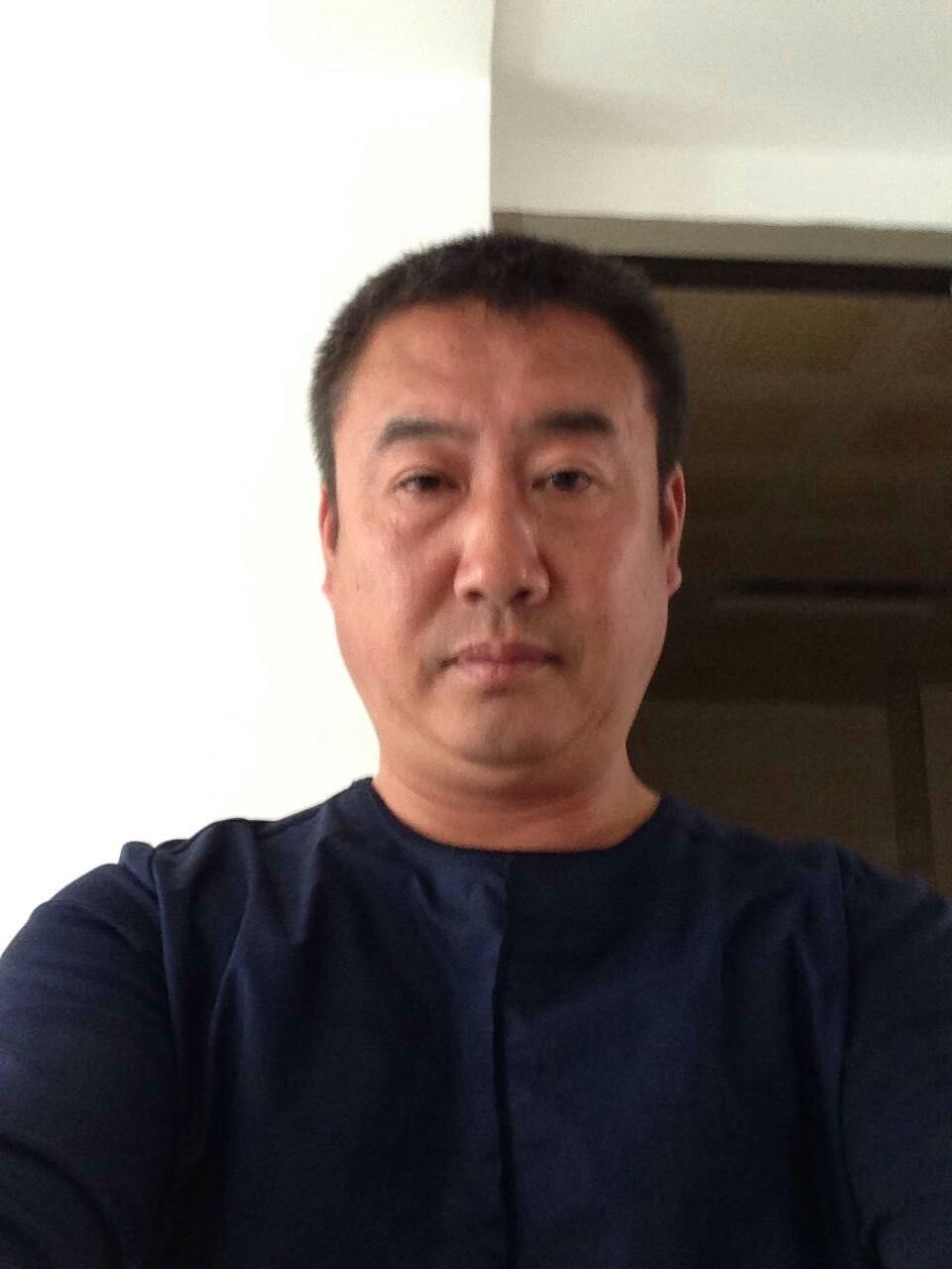 在通信连任运动通信员.现在阜新县三沟酒厂工作.