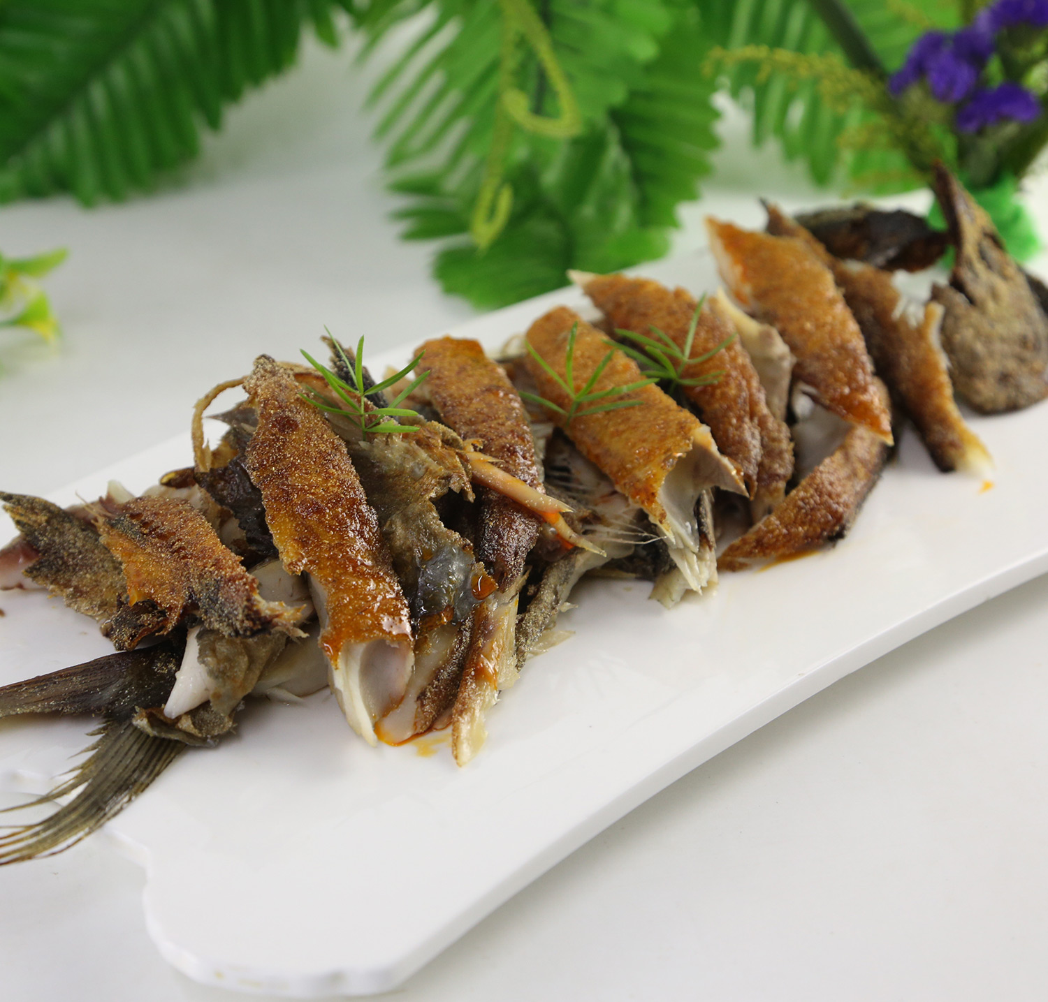 风味鲅鱼过油,手撕成小条状;2)搭配自制小饼/糕点摆盘即可 手撕鲅鱼