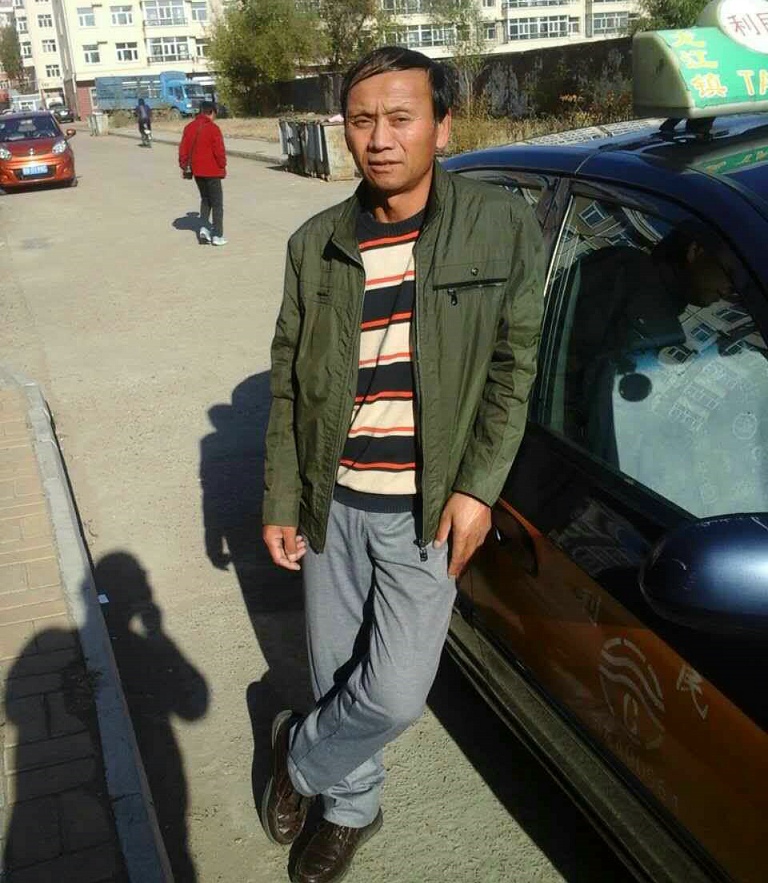 冯宝库,1983年从黑龙江省龙江县入伍.曾任连队报务员.