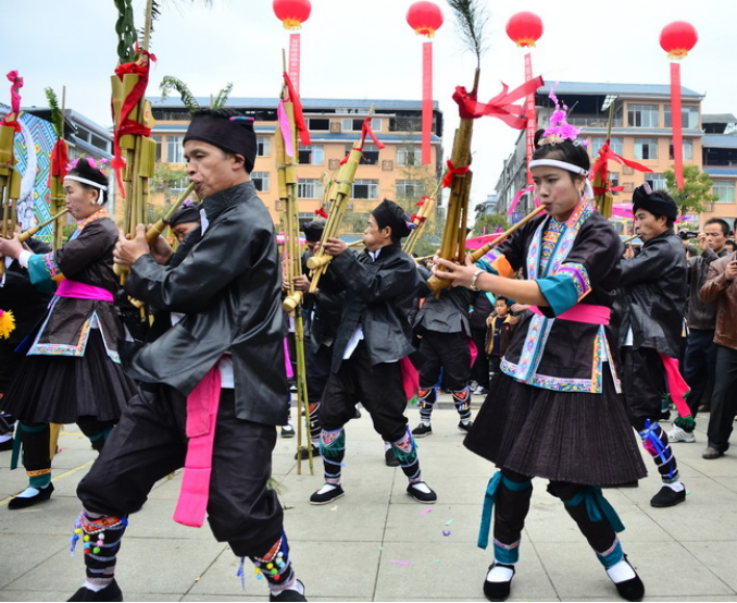 队长带领队伍进行有趣好玩的侗族村寨文化与竞技比赛活动