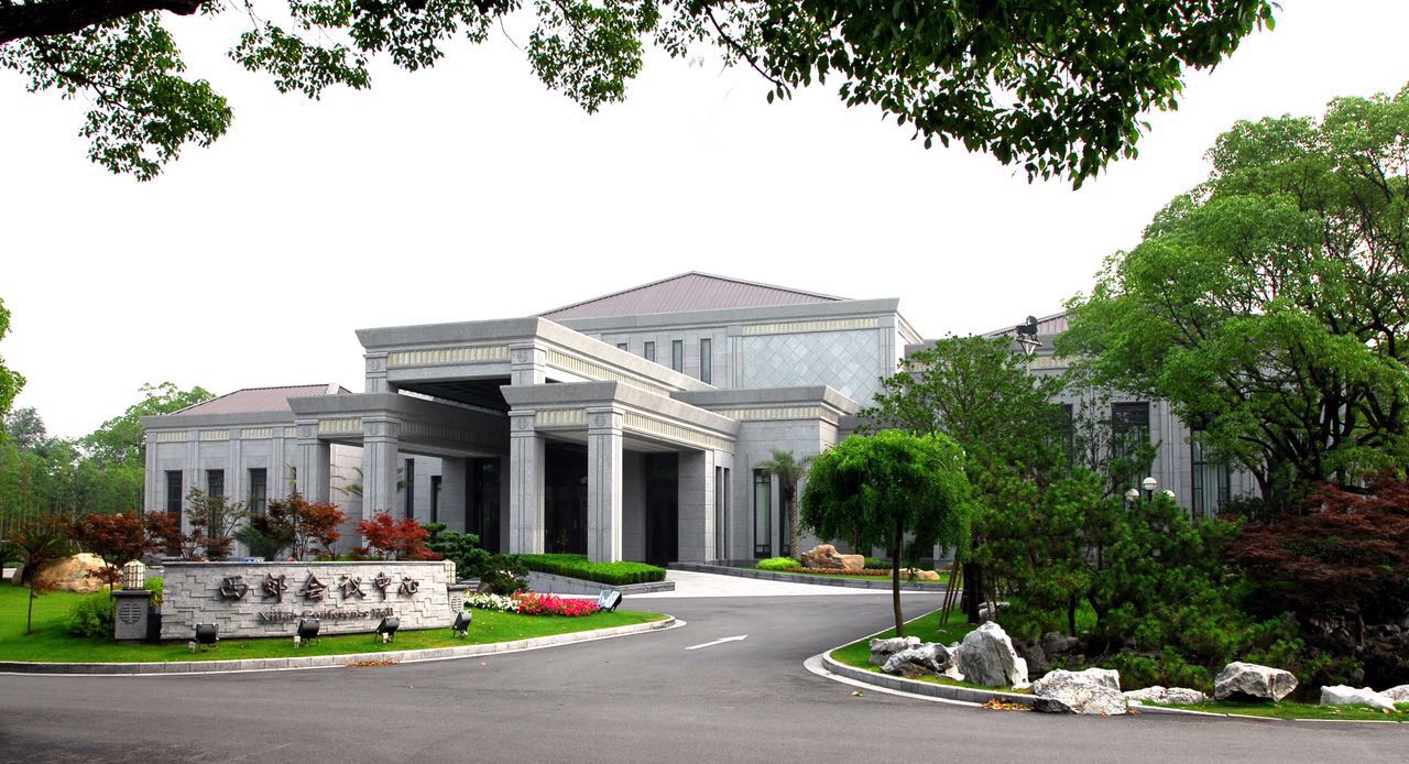 进入西郊宾馆,眼前的美景渐次向您扑来,季节更迭的鲜明映照,和风