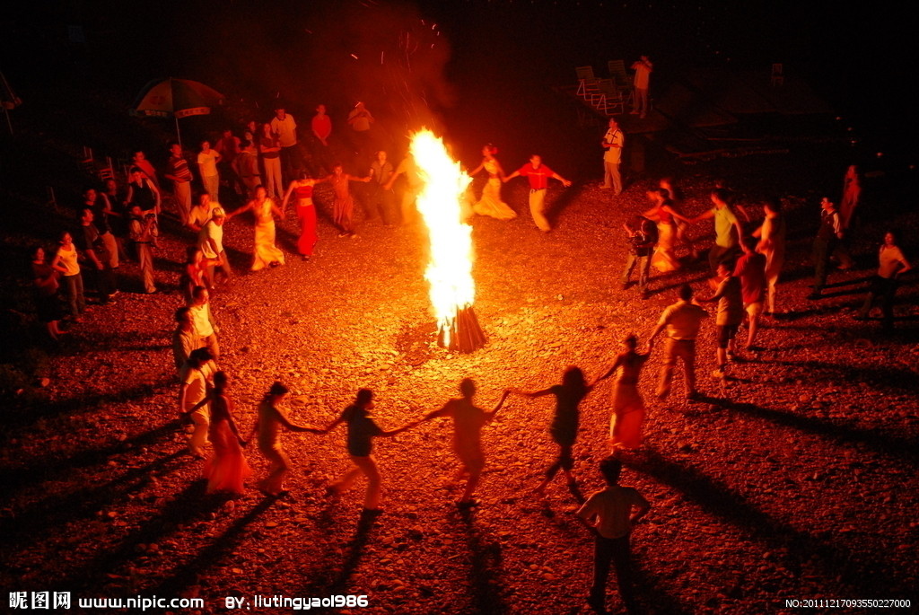 傣族草地篝火晚会