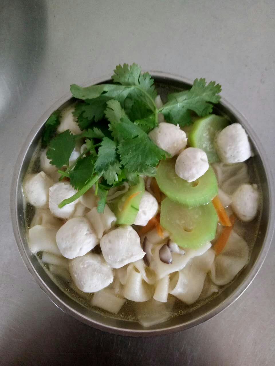 午点 周一:海鲜鱼肠面     鱼肠面,胡萝卜,香菇,丸子,丝瓜,肉卷,虾皮