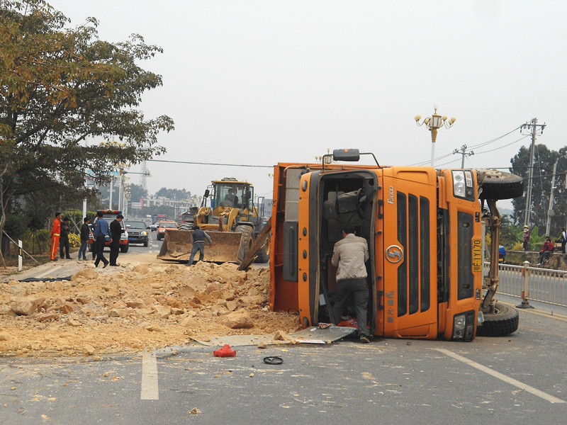 渣土车侧翻 2015年1月6日一辆渣土车在省道东东线英康路段发生侧翻